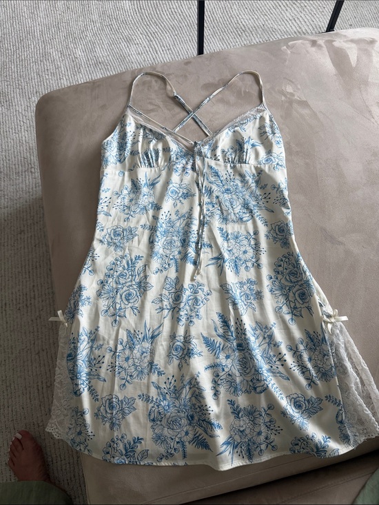Sugar Thrillz Dresses & Skirts - Blue Floral graphic print Lace-trimmed slit dress